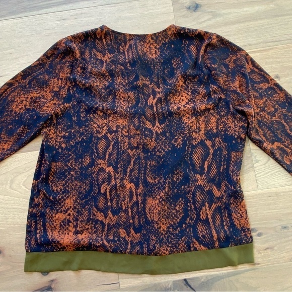 CAbi #101 Women's Border Wrap Snake Skin Print Navy-Rust Blouse - Picture 7 of 15
